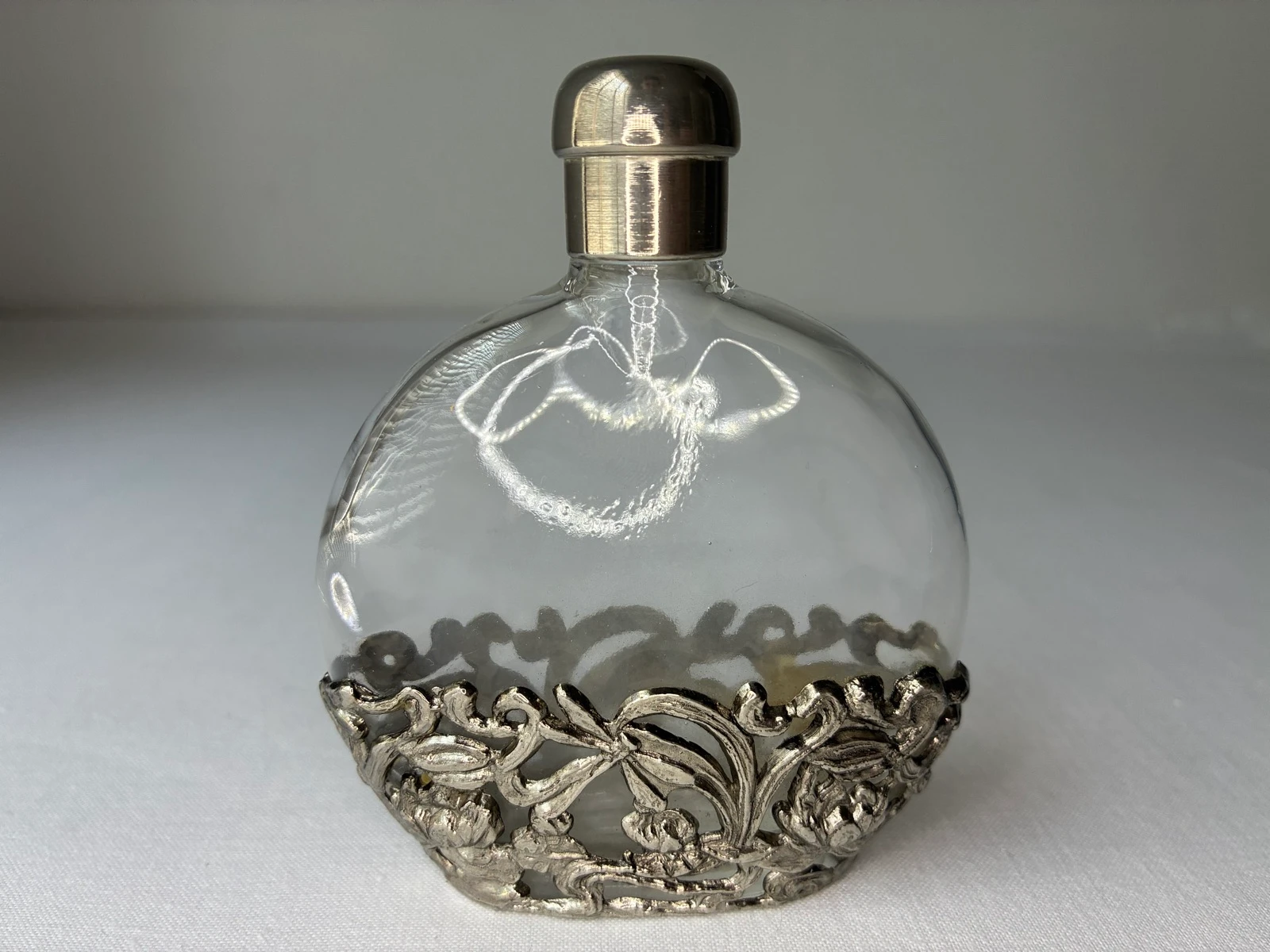 Sierlijk vintage parfumflesje met bloemendetails – photo 2